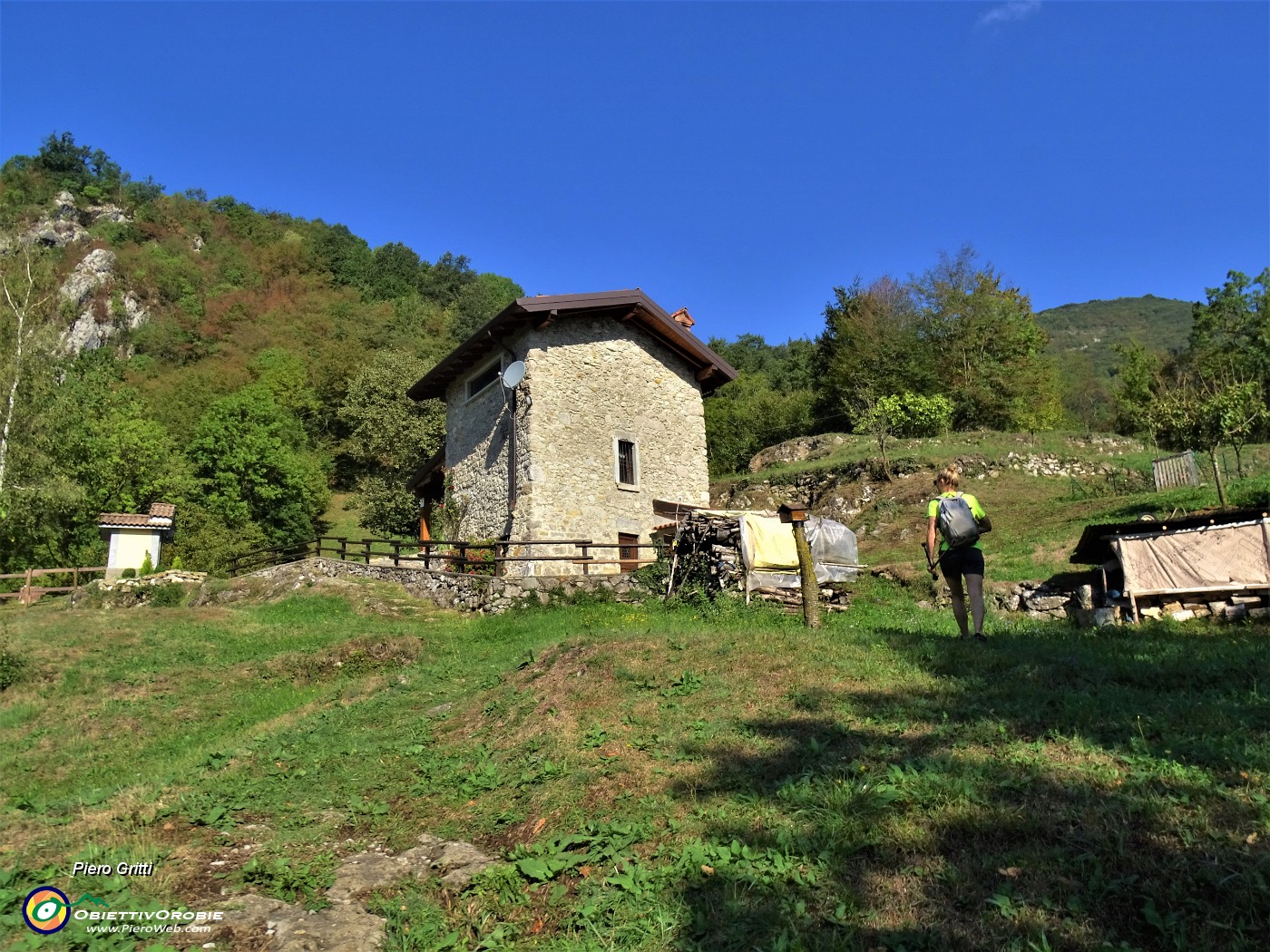 44 Alla Cornella di Carubbo con cappelletta.JPG